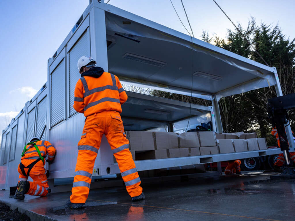 Equipe de profissionais da LOGIK realizando montagem rápida de estrutura modular industrial, representando os usos da construção modular em projetos logísticos.