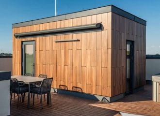 Exemplo moderno dos usos da construção modular, mostrando um módulo habitacional de madeira com design funcional e acabamento de alto padrão.