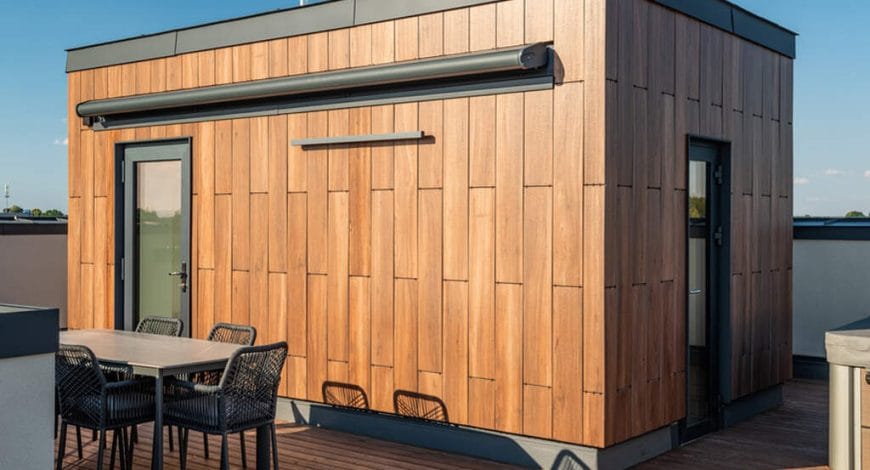 Exemplo moderno dos usos da construção modular, mostrando um módulo habitacional de madeira com design funcional e acabamento de alto padrão.