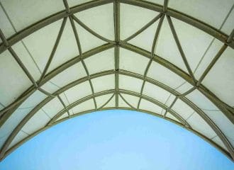 Cobertura curva de galpão de lona com estrutura metálica, opção eficiente para quem busca comprar galpão de lona industrial.