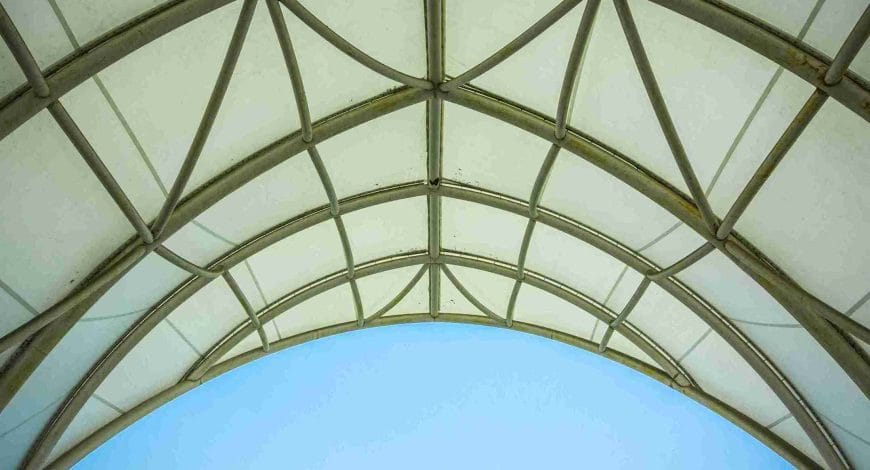 Cobertura curva de galpão de lona com estrutura metálica, opção eficiente para quem busca comprar galpão de lona industrial.