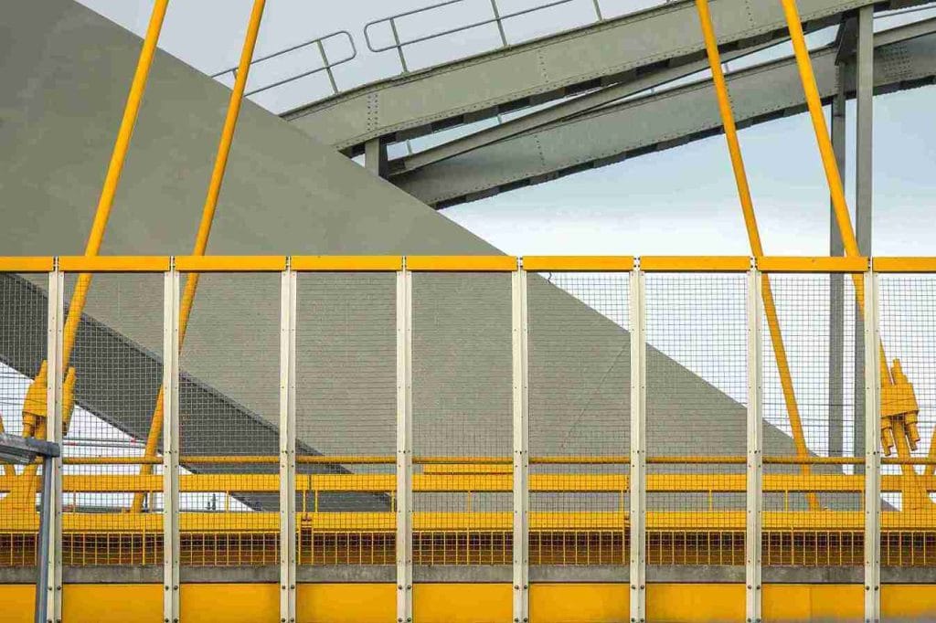 Estrutura de galpão industrial com lona e aço, ideal para armazenagem e logística.